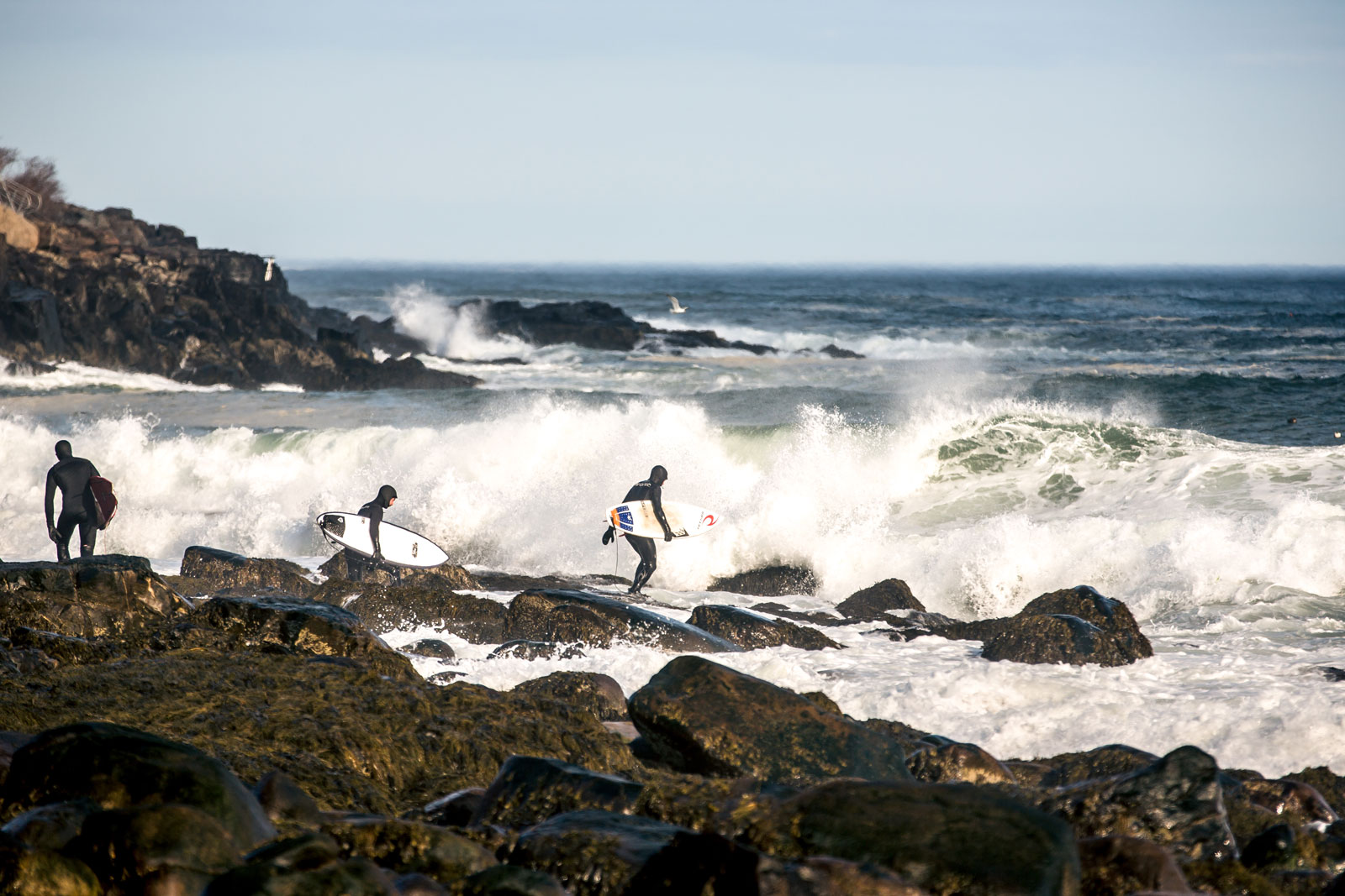 Il faut bien comprendre les subtilités de chaque spot pour être en mesure de choisir où surfer. Quand vous nous voyez regarder l’horizon un café entre les mains, ce n’est pas seulement pour faire beau à la caméra, on analyse notre terrain de jeu. 